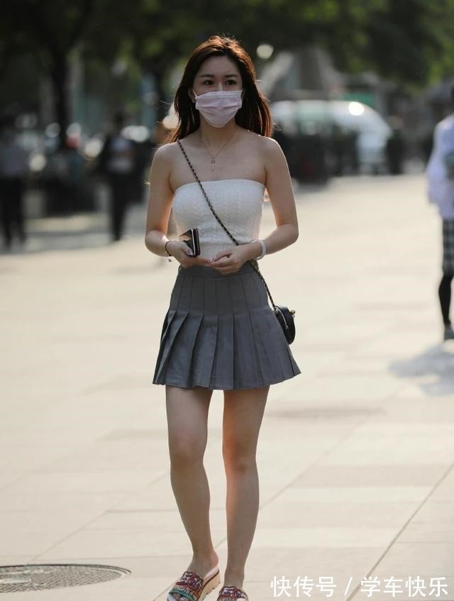 小姐姐 有点婴儿肥的小姐姐,白色无肩上衣配灰色百褶裙,美丽可爱又减龄!