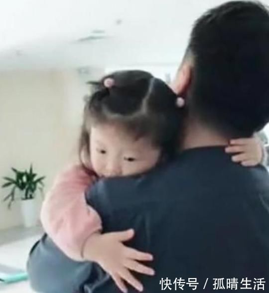 小女孩|父女俩1个月没见,妈妈带女儿接爸爸下班,父女俩的反应太暖心!