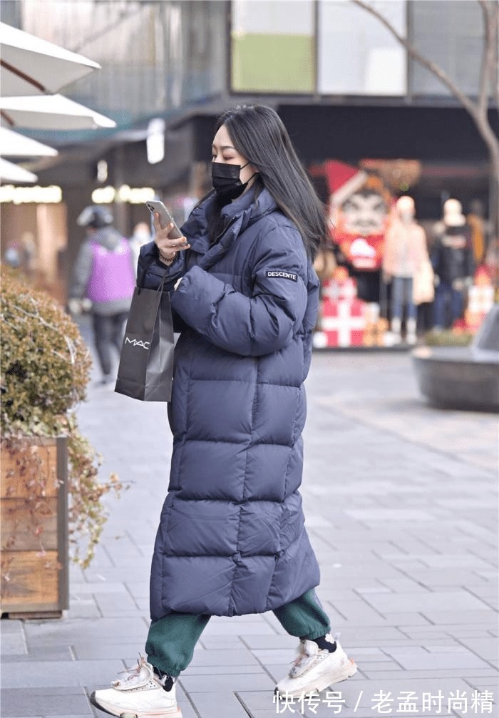 保暖|冬季要搭配羽绒服,长款风格搭配简单,还显得时尚大气
