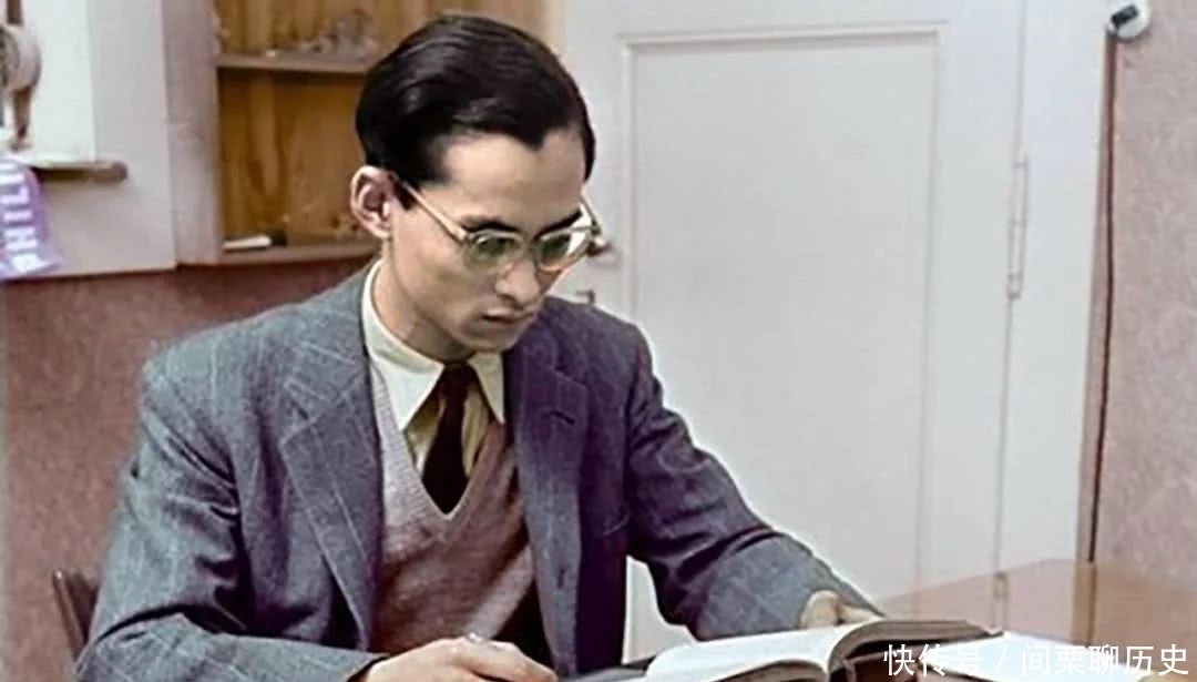 勾引|诗丽吉情人假惺惺,在普密蓬面前下跪装可怜,私底下却敢勾引王后