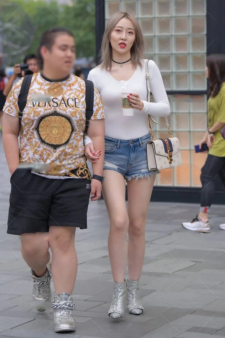 ?街拍:白色T恤加牛仔短裤可以这么美,这颜值穿搭,散发优雅美感