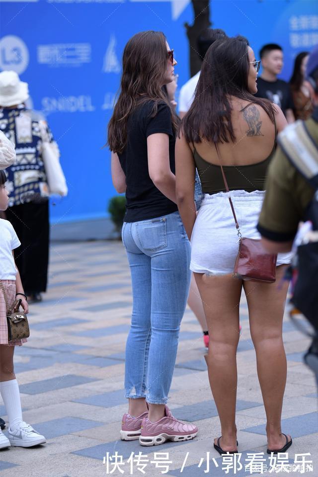 舒适|黑色短袖搭配经典牛仔裤,穿法简单,休闲又舒适