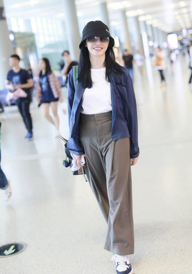 美眉|姚晨真懂“抢镜”，白T恤配外套休闲随性，T恤扎进裤子里好显高