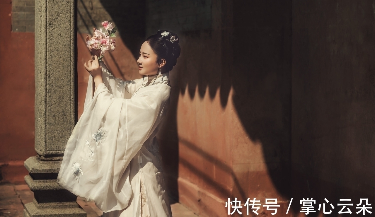 无题@诗·十首丨碧发舒眉妆舞黛,也将弱骨眼前扶