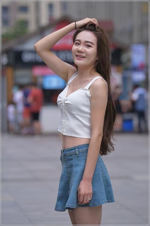 街拍美女:针织吊带搭配牛仔短裙,甜美可爱,淑女范十足