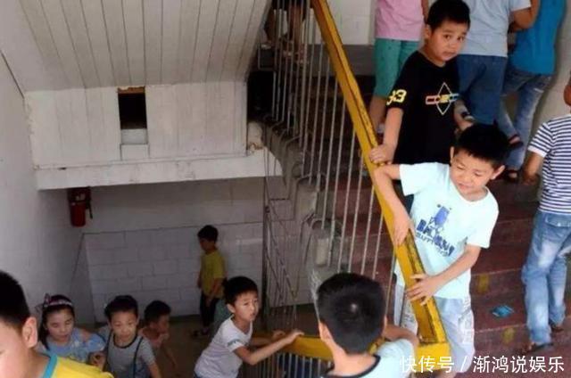 宝妈|两个孩子跌下楼梯,宝妈先拉住了自己的孩子,对方家长你真自私