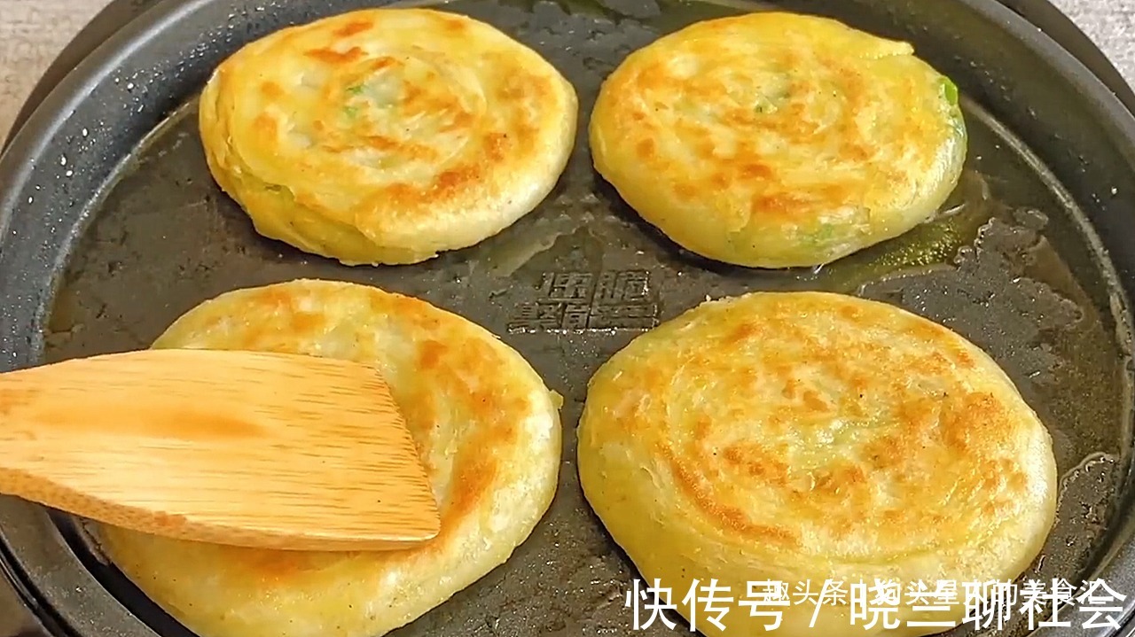 做法|葱油饼家常做法，记住关键3点，做的饼外酥里软，比早餐店的好吃