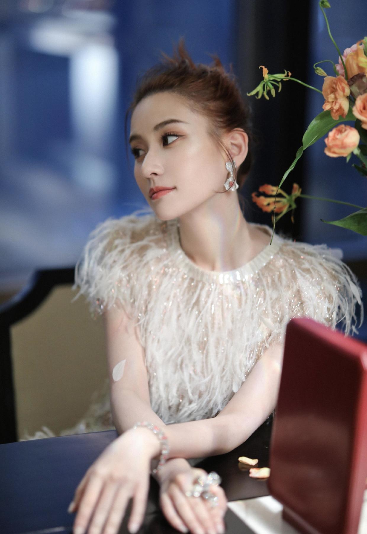 名媛|何超莲不愧是名媛,穿一袭白色流苏裙优雅如天鹅,太有千金气质