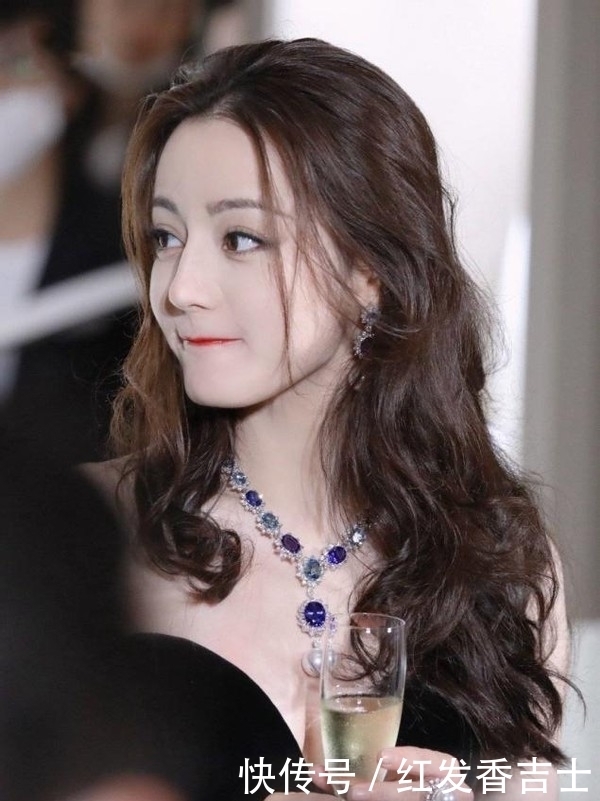 女人涂口红时,这3个“坏习惯”不改,口红再贵还是会掉色沾杯