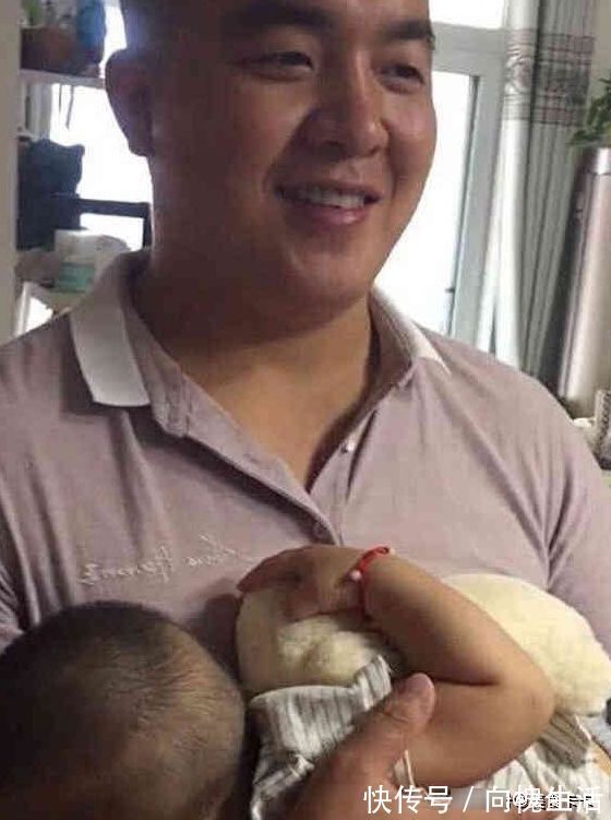 宝宝们|爸爸抱着宝宝,以为宝宝睡着了,宝妈过去一看,宝宝乐开了花
