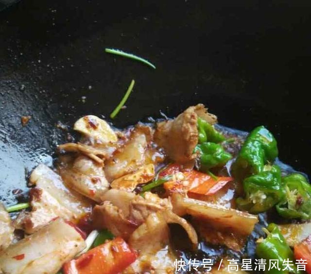 家常回锅肉，人在他乡能解思乡之苦的，莫过于吃一碗回锅肉