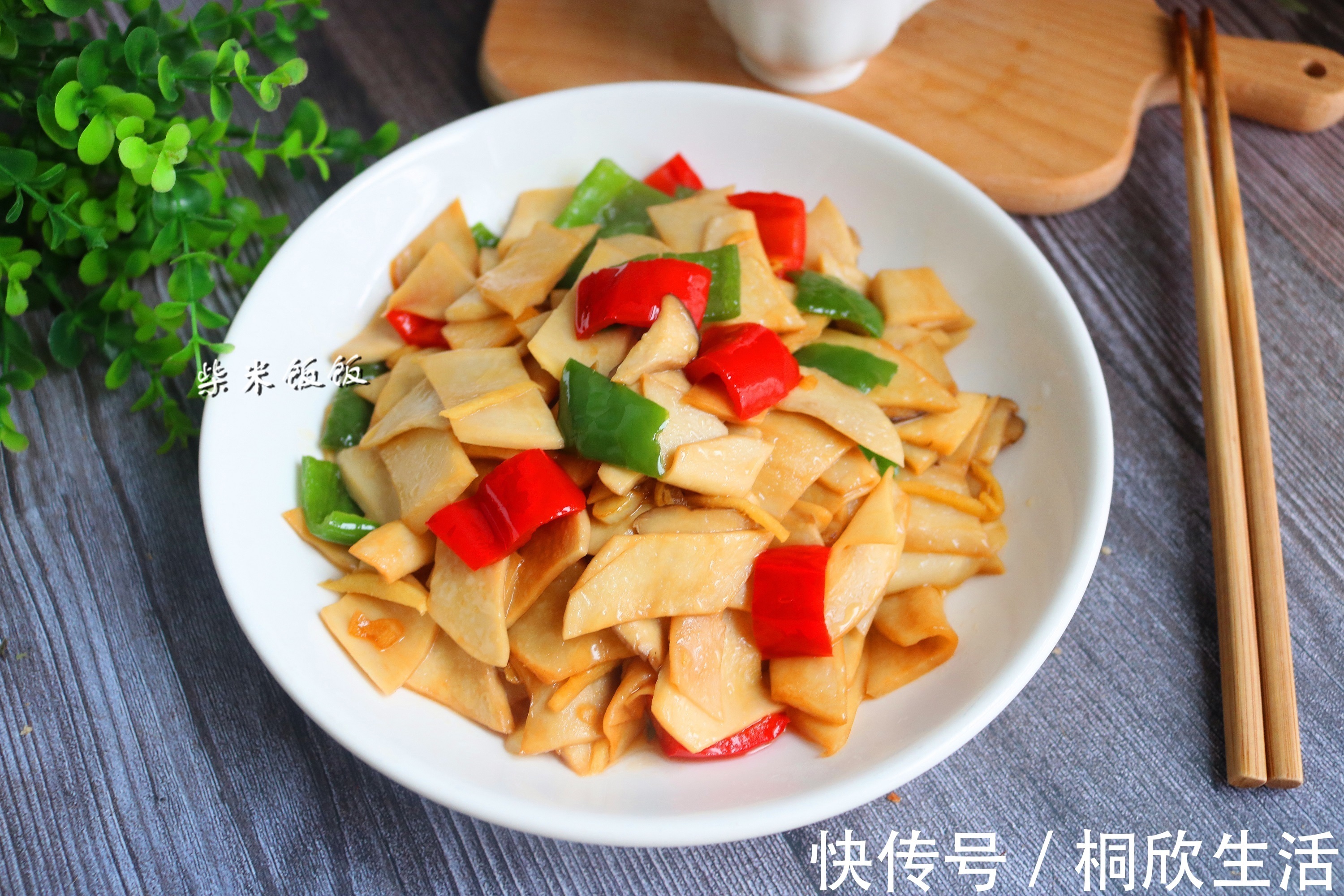 鲜香|杏鲍菇这样炒，不放肉也鲜香，我家两天炒一次，上桌就光盘