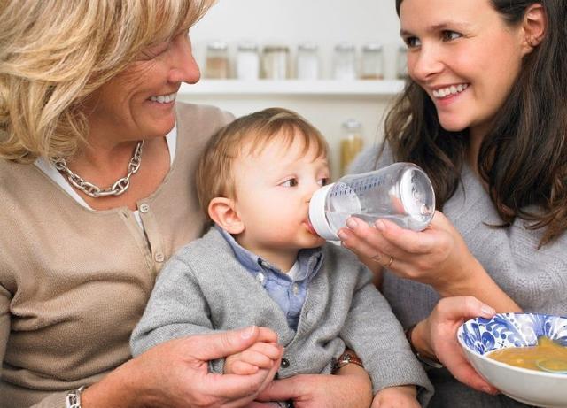 母乳喂养|为什么吃奶粉的孩子长的胖大，母乳的孩子一般比较小？