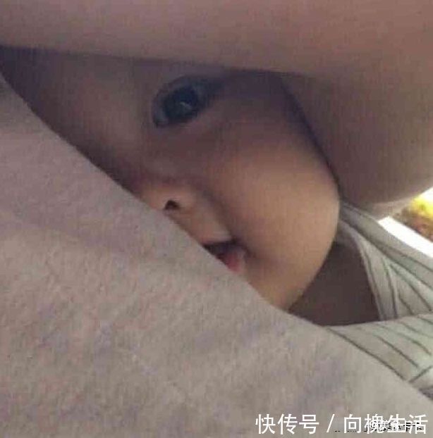 宝宝们|爸爸抱着宝宝,以为宝宝睡着了,宝妈过去一看,宝宝乐开了花