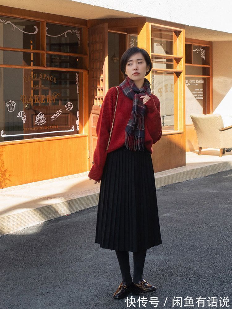 毛衣|有气质的中年女人,在冬天喜欢穿“毛衣+百褶裙”,优雅有女人味