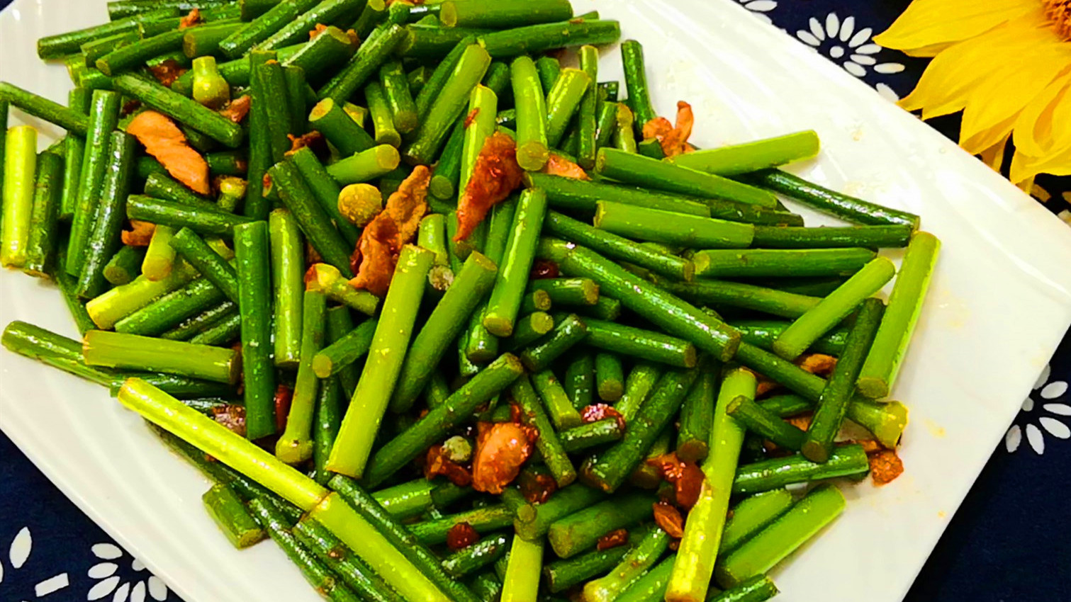 饭店|蒜苔怎么炒才好吃原来有秘诀,多加关键1步,蒜苔又香又入味