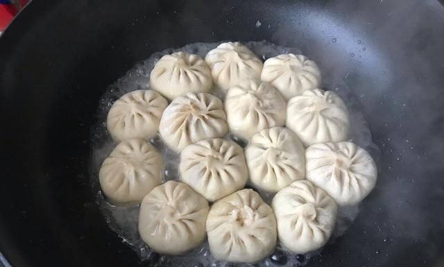 教你做金黄的水煎包，撒上芝麻与葱花，每咬一口都爆汁