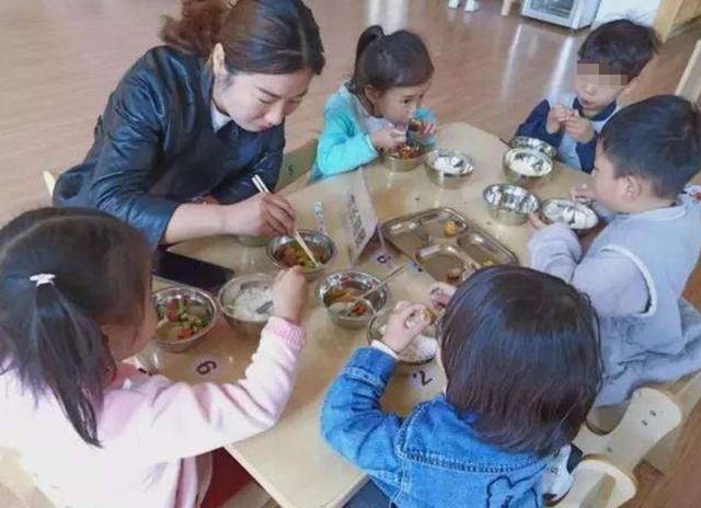 小李|“妈妈我在幼儿园吃了2碗饭”,看完午餐照片后,妈妈却表示酸了
