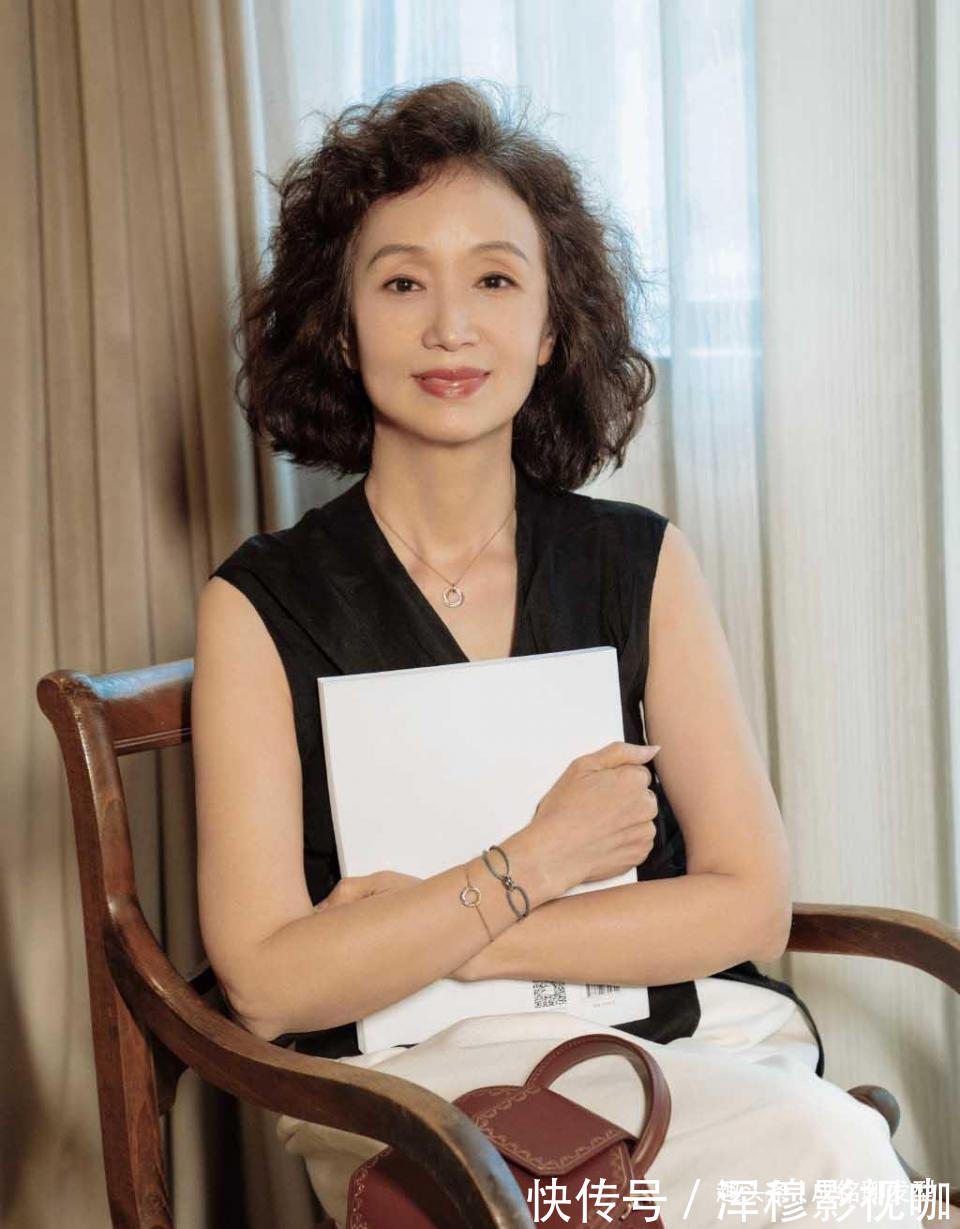 堆积型 这才是六十岁女人最好看的发型,发量显多又好打理,白发更显气质