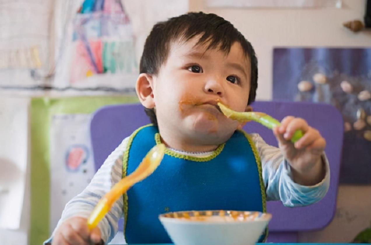 不紧不慢|宝宝“钻碗”火了,妈妈喂饭不紧不慢娃直接啃碗,网友:性子忒急