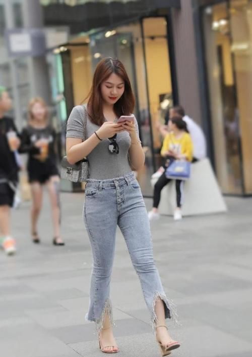 简约不代表低调，牛仔裤也能让你穿出个性时尚的美