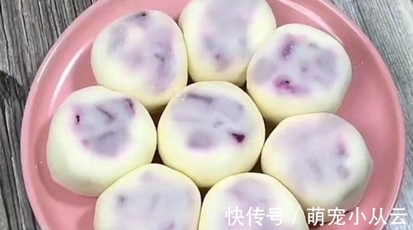 做它无需烤箱,蒸熟包上馅就能吃,咬一口爆浆还拉丝,比面包好吃多了