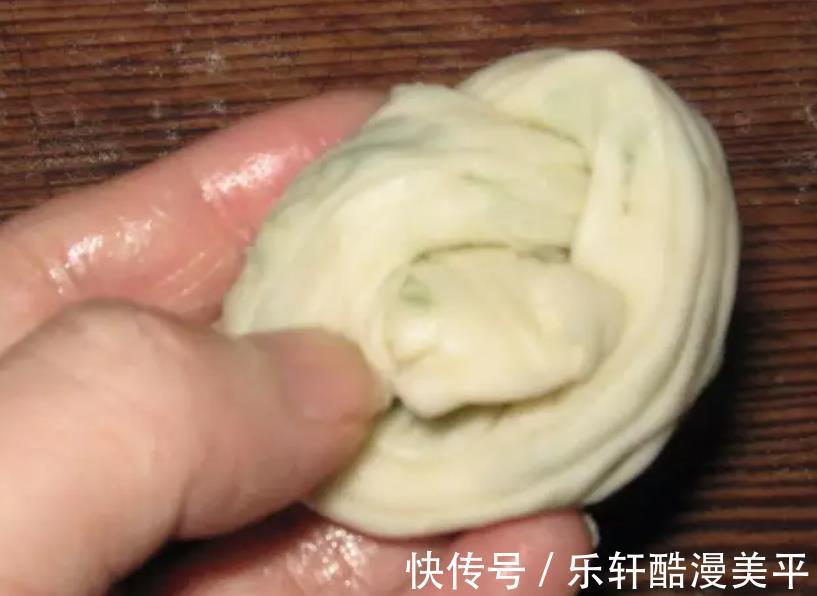 葱油饼|自制葱油饼酥香美味，轻松掌握