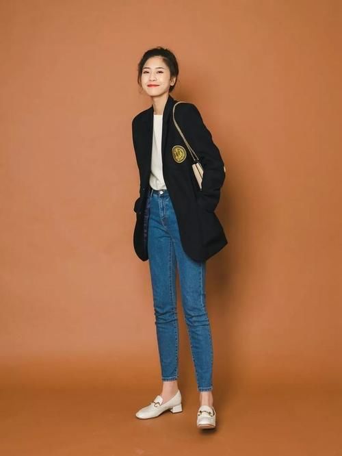 今年开春流行一种新穿法，叫“短外套+乐福鞋”，时髦洋气忒有范