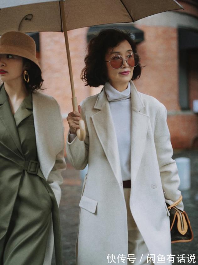 层次感|大妈身上显老的“黑白灰”,却成就了三木妈妈的高级感,值得借鉴