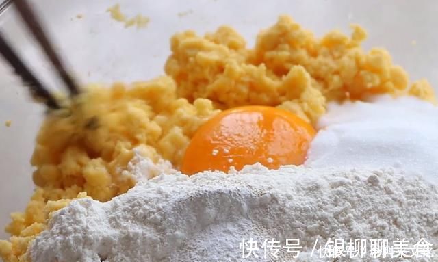 分享一款玉米面鸡蛋小饼,不水蒸不油炸,香软营养,孩子特爱吃