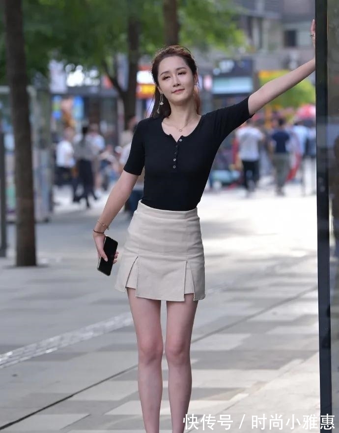 半身裙 黑色圆领短袖T恤,搭配米色半身裙,尽显出清纯的时尚气息