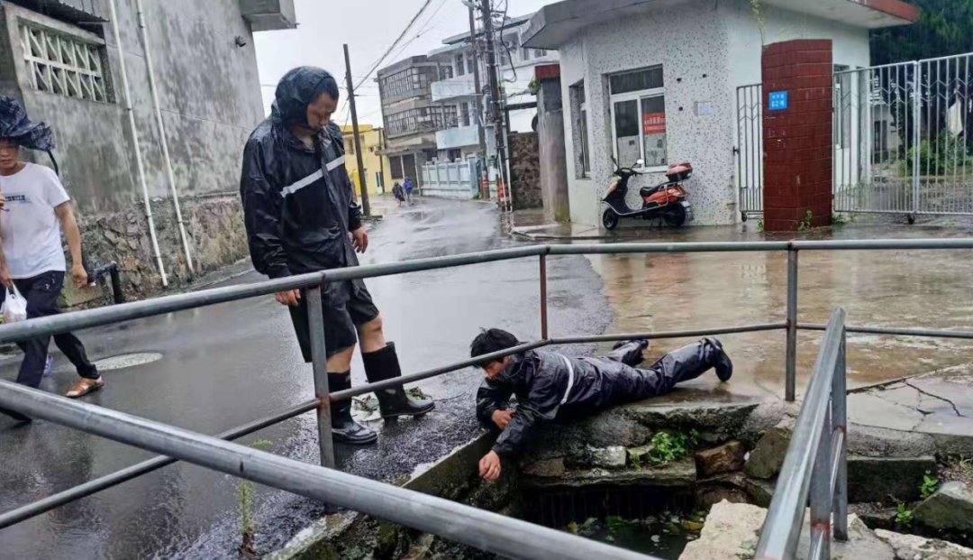 刘志平|冲锋在前！这些闪光的身影筑起岛城最强“红色堡垒”