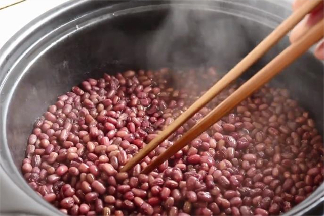 红豆糯米糕不用出去买了,教你在家做,软嫩香甜好吃,方法超简单