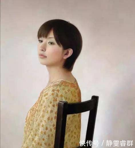 超写实@他画的女子就这么静静地坐着,画面竟然如此唯美