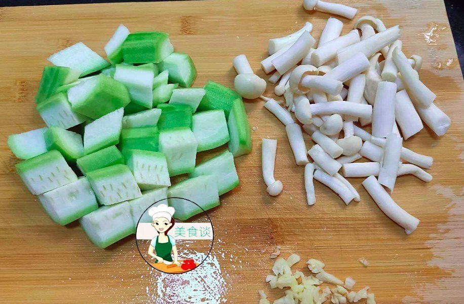 入秋后,这两样素菜一起炒,不放肉也很鲜甜,营养实惠,儿子爱吃