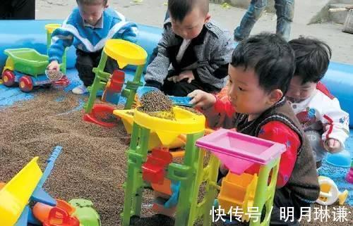 宝宝|地铁上,3岁宝宝盯着一个人看了20分钟,妈妈转头一看笑喷了