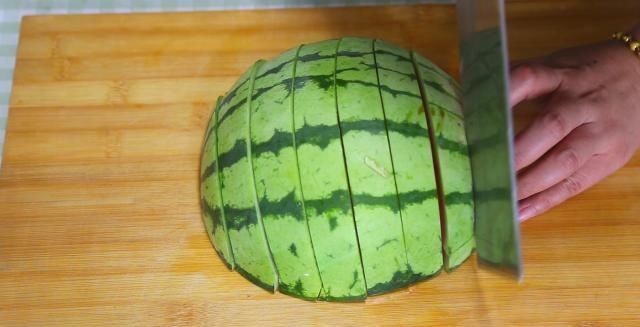 果汁|开启吃西瓜的创意新方式用这三个动作切西瓜它不脏也不流果汁