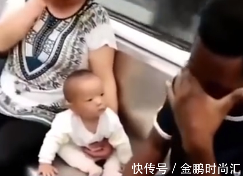 宝宝|萌娃地铁偶遇黑人,好奇的眼神令人猜想:这叔叔是不是“晒糊”了