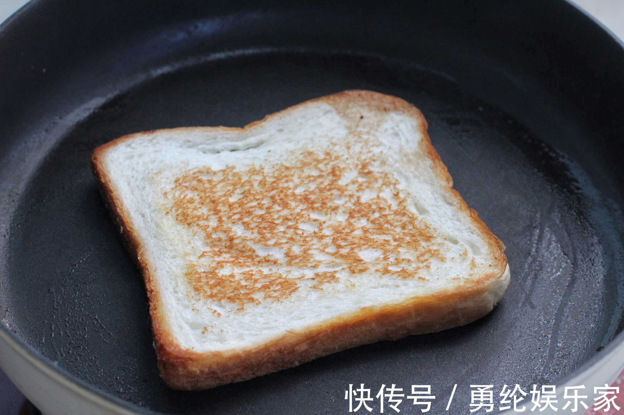 自制无油爆浆鸡排三明治，干净卫生比外卖健康，少花钱吃得还过瘾