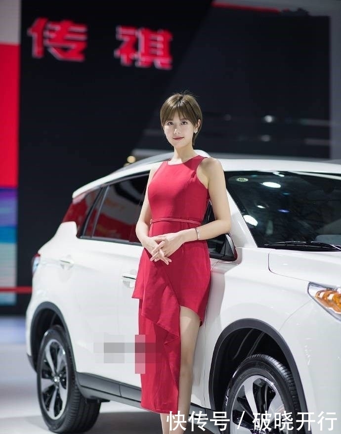 吊带+短裙勾勒出迷人的身材曲线,好身材一览无余