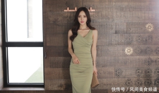 时尚|街拍:时尚活力的紧身裙小姐姐,秀出紧致身材,回头率十足!