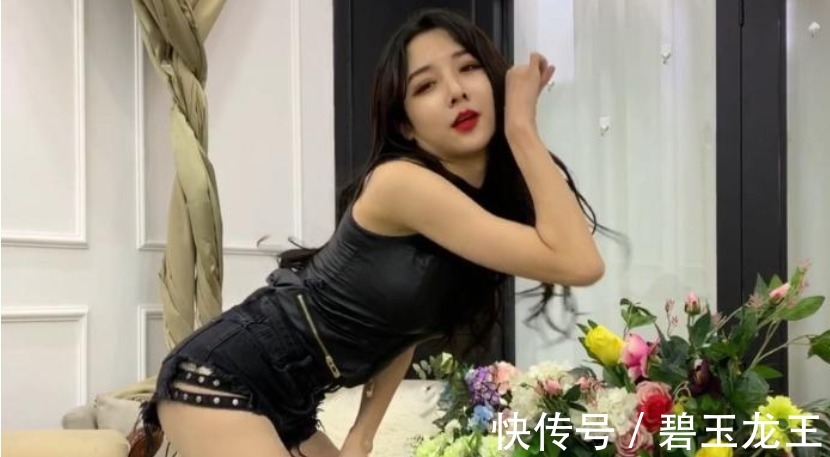 女装大佬|抖音“女装大佬”恢复真身,没了长发换上男装,让人更加怀疑人生