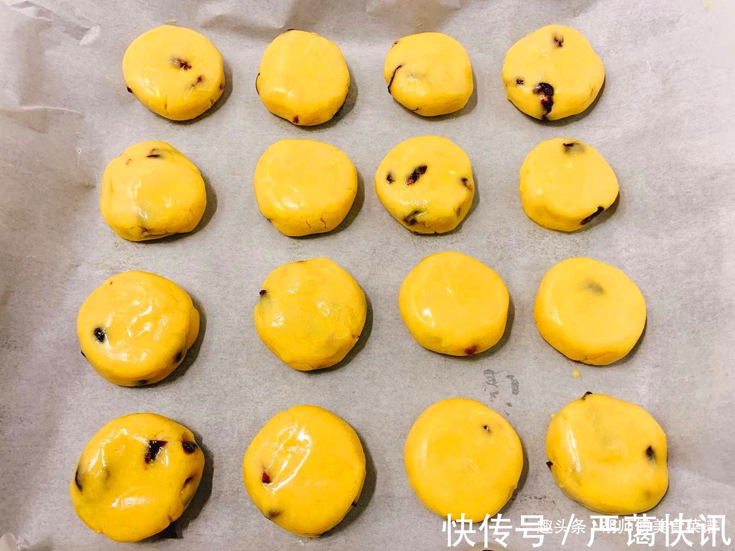 小时候特爱吃的酥饼，自己在家做，个个金黄酥脆，还是以前的味道