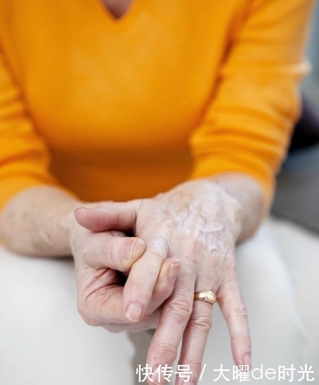 排出体外|肝脏出问题:身体这2个部位会变疼,3个部分会变黑!别大意!