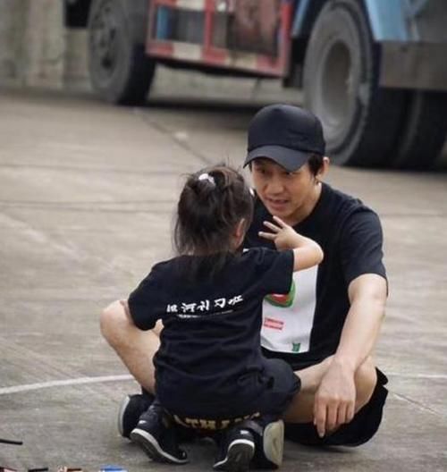 好男人|五哈节目出了两个女儿奴，邓超陈赫名副其实，邓超因不舍女儿哭泣
