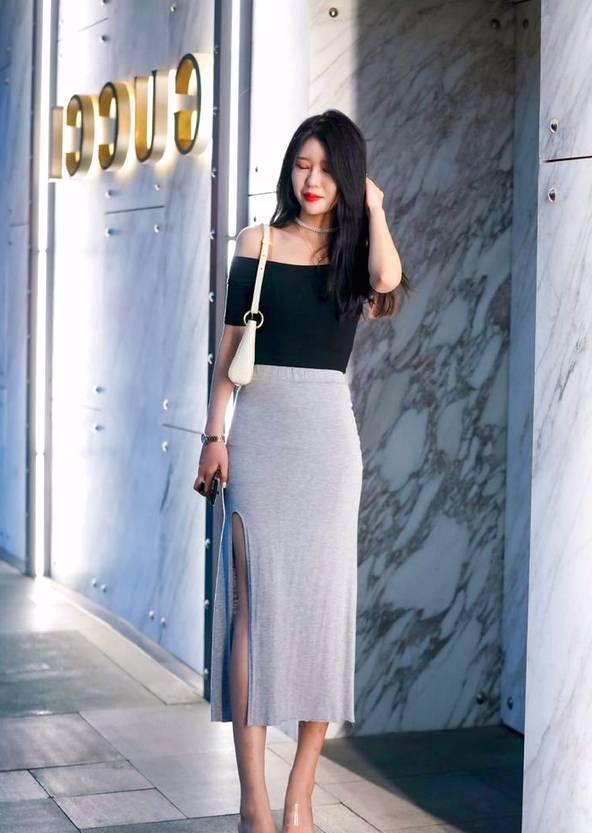 衬衫|小姐姐穿黑色一字肩衬衫,配上一双高跟鞋,高雅迷人