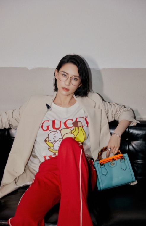 针织衫 何超莲很有“名媛气质”,穿黑色丝绒裙尽显身材曲线,不输女明星