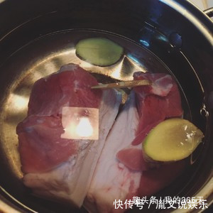 回锅肉百吃不厌的做法,简单一做,肥而不腻,刚上桌被夹光