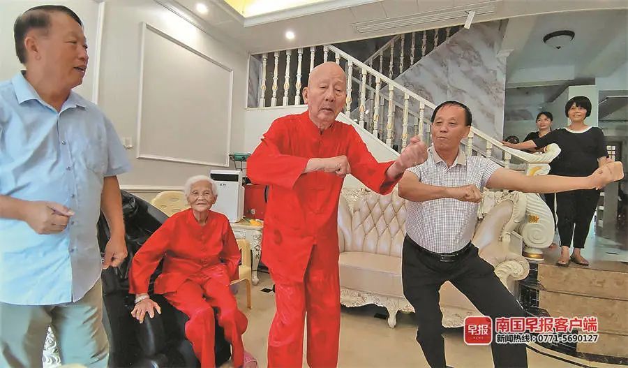 一起长大|相守90年，一家101口人！广西一对夫妻约好共庆100岁生日