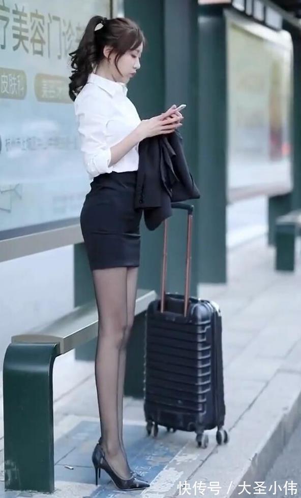 街拍|美女街拍:小姐姐的穿搭很有趣,不仅时尚感强,非常精致的脸庞特别的讨喜!